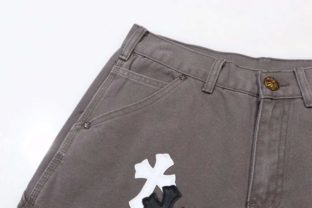P260 Style number: H357 Chrome hearts Cross patch leather jeans workwear logging pants Chrome hearts logging pants are here! ! ! CH Croix Heart Double Knee Cross Patch Leather Bo1 Style Logging Pants Straight-leg Work Pants B136 Croix Heart Cross Sanskrit Overalls Price 4W Level, Patched Cross Pattern Decoration, High Waist Washed Jeans! ! Absolutely high-end luxury products, 1.9W level god-level single products, super popular products, made by top heavy industry, not to be missed. About Zangyin, this is an extremely luxurious fashion brand, which can also be called the nobles of the high street. It has always been an exclusive brand of some hipsters or rich second generation. Compared with ordinary high streets, it is more luxurious and noble. Compared with luxury brands, it has a more fashionable personality and has always been a brand that I have a special liking for. Imported yarn is custom-woven into a high-density twill canvas, which ensures a crisp silhouette while also making the fabric feel very delicate. It follows the B01 classic silhouette, with a crisp and stylish upper body. The ready-made garments are stone-ground and fermented and can be matched with any style. Buttons and zinc are washed with genuine YKK retro metal products. Double-layered canvas on the front. Perfect details. All hardware is perfect. Size: s-XXL Color: Gray